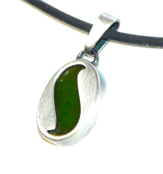 Einzelstück, Vintage-Anhänger mit einer ovalen Jade-Platte in 835 Silber "Grünes S", Gesamtmaße ca. 23,6 mm x 11,5 mm inklusive Schlaufe, um 1960 - Vintage-Schmuck nur im Onlineshop von danilogold!