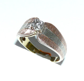 Handgefertigtes Einzelstück, Retro-Antragsring, Verlobungsring, Brillantring aus 585 Gold tricolor, Vintage-Solitär mit einem funkelnden Brillant von 0,05 Karat Tw/si, guilochierte / matte Oberfläche, Ringweite 55,5, um 1970 - 	Unikate und Pretiosen nur erhältlich im Onlineshop der Goldschmiede Danilo!