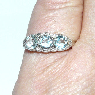 Einzelstück, Vintage-Aquamarin-Ring aus 935 Silber mit 3 runden, funkelnd facettierten, zart hellblauen Aquamarinen, alte Verschnitt-Fassung, poliert, Ringweite 53, um 1920 -	Unikate und Pretiosen nur erhältlich im Onlineshop der Goldschmiede Danilo!