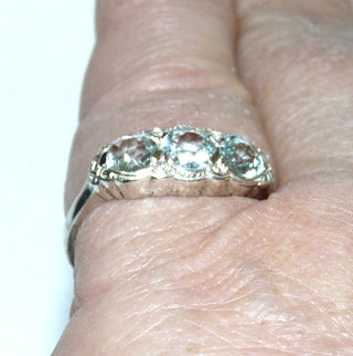 Einzelstück, Vintage-Aquamarin-Ring aus 935 Silber mit 3 runden, funkelnd facettierten, zart hellblauen Aquamarinen, alte Verschnitt-Fassung, poliert, Ringweite 53, um 1920 -	Unikate und Pretiosen nur erhältlich im Onlineshop der Goldschmiede Danilo!
