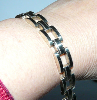 geradliniges Einzelstück, Vintage-Glieder-Armband mit Stiftbewegung. Wirkt am Arm fast wie ein Armreif, aus massiv 835 Silber, 18,5 cm lang, mit Kastenschloß + 2 Sicherheitsachten, um 1970 -	Vintage-Schmuck nur im Onlineshop von danilogold!