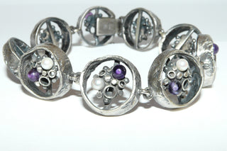 Retro-Einzelstück, Vintage-Armband aus 835 Silber mit je 9 Perlen + Amethyst-Kugeln, bestehend aus 9 offenen Kreisen im skandinavischen Stil, matt + in den Tiefen geschwärzt, verdeckt untergearbeitetes, sicheres Kastenschloß, 20,5 cm lang, um 1960. Paßt zu An 0170 - Unikate und Pretiosen nur erhältlich im Onlineshop der Goldschmiede Danilo!