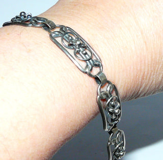 Einzelstück, Handarbeit, florales Glieder-Armband aus 835 Silber besehend aus 5 offen wirkenden Gliedern "Schlaufen und Bögen" + Verschluß, in den Tiefen geschwärzt, Länge 17 cm, Breite ca.1,1 cm, um 1940-1950  -	Vintage-Schmuck nur im Onlineshop von danilogold!