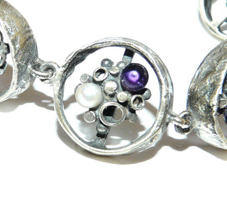 Einzelstück, Vintage-Armband aus 835 Silber mit je 9 Zuchtperlen + Amethyst-Kugeln, bestehend aus 9 offenen Kreisen im skandinavischen Stil, matt + in den Tiefen geschwärzt, verdeckt untergearbeiteter sicherer Verschluß, 20,5 cm lang, um 1960 -	Unikate und Pretiosen nur erhältlich im Onlineshop der Goldschmiede Danilo!