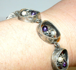 Einzelstück, Vintage-Armband aus 835 Silber mit je 9 Zuchtperlen + Amethyst-Kugeln, bestehend aus 9 offenen Kreisen im skandinavischen Stil, matt + in den Tiefen geschwärzt, verdeckt untergearbeiteter sicherer Verschluß, 20,5 cm lang, um 1960 -	Unikate und Pretiosen nur erhältlich im Onlineshop der Goldschmiede Danilo!