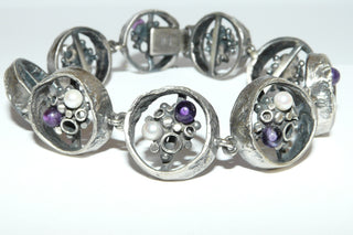 Einzelstück, Vintage-Armband aus 835 Silber mit je 9 Zuchtperlen + Amethyst-Kugeln, bestehend aus 9 offenen Kreisen im skandinavischen Stil, matt + in den Tiefen geschwärzt, verdeckt untergearbeiteter sicherer Verschluß, 20,5 cm lang, um 1960 -	Unikate und Pretiosen nur erhältlich im Onlineshop der Goldschmiede Danilo!