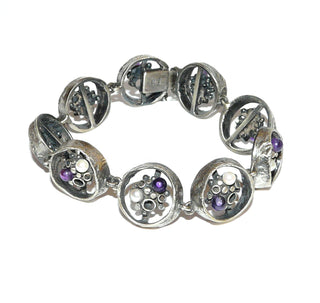 Einzelstück, Vintage-Armband aus 835 Silber mit je 9 Zuchtperlen + Amethyst-Kugeln, bestehend aus 9 offenen Kreisen im skandinavischen Stil, matt + in den Tiefen geschwärzt, verdeckt untergearbeiteter sicherer Verschluß, 20,5 cm lang, um 1960 -	Unikate und Pretiosen nur erhältlich im Onlineshop der Goldschmiede Danilo!
