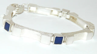 Einzelstück, Vintage-Armband aus weißgesiedetem 835 Silber mit 4 flachen, königsblauen Lapislazuli-Quadraten, 5 matte + borkierte, stabförmige Glieder mit polierten Akzenten, Klappverschluß, Länge 19 cm, um 1970 -	
-	Vintage-Schmuck nur im Onlineshop von danilogold!
