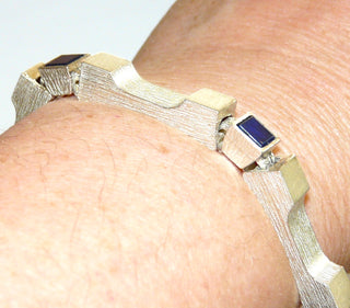 Einzelstück, Vintage-Armband aus weißgesiedetem 835 Silber mit 4 flachen, königsblauen Lapislazuli-Quadraten, 5 matte, borkierte, stabförmige Glieder mit polierten Akzenten, Klappverschluß, Länge 19 cm, um 1960-1970 - Vintage-Schmuck nur im Onlineshop von danilogold!
