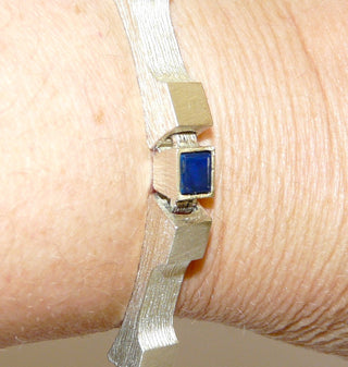 Einzelstück, Vintage-Armband aus weißgesiedetem 835 Silber mit 4 flachen, königsblauen Lapislazuli-Quadraten, 5 matte, borkierte, stabförmige Glieder mit polierten Akzenten, Klappverschluß, Länge 19 cm, um 1960-1970 - Vintage-Schmuck nur im Onlineshop von danilogold!
