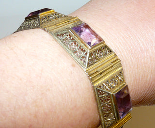 Unikat, breites Vintage-Armband aus 800 Silber vergoldet mit 6 rechteckigen, facettierten Amethysten, 18 cm lang, verdeckt eingearbeiteter, sicherer Verschluß, florale, filigran durchbrochene Ornamente, um 1920-1930 -	Vintage-Schmuck nur im Onlineshop von danilogold!