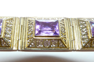 Unikat, breites Vintage-Armband aus 800 Silber vergoldet mit 6 rechteckigen, facettierten Amethysten, 18 cm lang, verdeckt eingearbeiteter, sicherer Verschluß, florale, filigran durchbrochene Ornamente, um 1920-1930 -	Vintage-Schmuck nur im Onlineshop von danilogold!