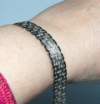 Retro-Einzelstück, Vintage-Armband, Teppicharmband, Glieder-Armband mit Stiftbewegung, Wirkt am Handgelenk eher wie Armreif, aus massiv 800 Silber satiniert + poliert, 19 cm lang, Kastenschloß, 1 Sicherheitsacht, um 1950 -	Unikatschmuck nur erhältlich im Onlineshop von Juwelier & Goldschmiede Danilo! 