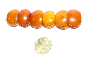 Einzelstück, Armband aus cognacfarbenem alten Bernstein in ovalen Plättchen auf flexiblem Gummi aufgereiht, ca. 17cm, ca. 1920-1950-	Vintage-Schmuck nur im Onlineshop von danilogold!