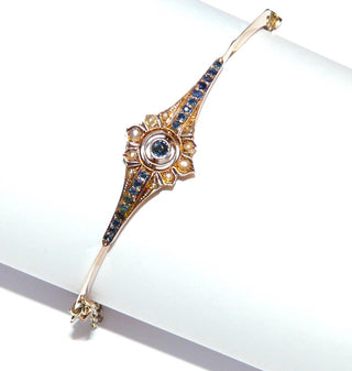 Alte Handarbeit, zarter Armreif mit Kastenschloß + Sicherheitskette, 19 Saphire + 6 Halbperlen, oval, hohl montiert, 585 Gold, Tragespuren besonders im unteren Teil des Reifs, ca. 5,7 cm x 4,5 cm Innenmaß, ca. um 1900 - Unikate und Pretiosen nur erhältlich im Onlineshop der Goldschmiede Danilo!