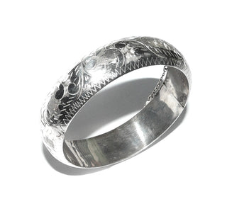 Einzelstück, Vintage-Armreif, Armspange aus 925 Silber mit Kastenschloß + Sicherheitskette, Oberfläche floral graviert, halbrunder Querschnitt, ganz leicht oval, 1,7 cm breit, leider hat er zwei kleine Dellen, die durch die Gravur aber nicht auffallen, Innenumfang 17,5 cm, um 1980  -	Einzelstücke nur erhältlich bei www.danilogold-shop.de
