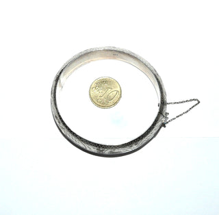 Einzelstück, Vintage-Armreif, Armspange aus 925 Silber mit Kastenschloß + Sicherheitskette, Oberfläche floral graviert, halbrunder Querschnitt, ganz leicht oval, 1,7 cm breit, leider hat er zwei kleine Dellen, die durch die Gravur aber nicht auffallen, Innenumfang 17,5 cm, um 1980  -	Einzelstücke nur erhältlich bei www.danilogold-shop.de