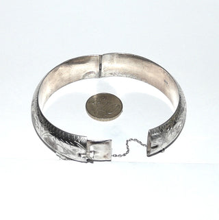 Einzelstück, Vintage-Armreif, Armspange aus 925 Silber mit Kastenschloß + Sicherheitskette, Oberfläche floral graviert, halbrunder Querschnitt, ganz leicht oval, 1,7 cm breit, leider hat er zwei kleine Dellen, die durch die Gravur aber nicht auffallen, Innenumfang 17,5 cm, um 1980  -	Einzelstücke nur erhältlich bei www.danilogold-shop.de