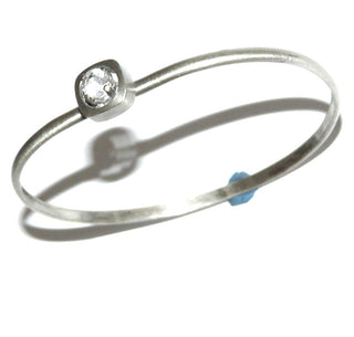 Einzelstück, Vintage-Armreif, Armspange aus 925 Silber mit einem runden, funkelnd facettierten Bergkristall, sicher in einer Krappenfassung in einem abgerundeten Quadrat eingefaßt, seidenmatt, Innenumfang 17 cm, Einhakverschluß am Stein, um 1970 - -	Vintage-Schmuck nur im Onlineshop von danilogold!