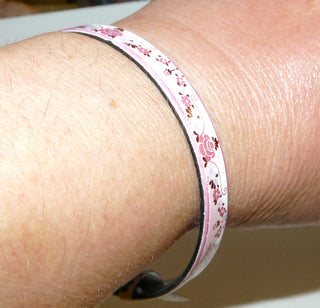 Einzelstück, Vintage Armreif emailliert, um 1970, Michaela Frey Wien, sehr schönes zart verspieltes Blumenmotiv in rosa + weiß, Innenumfang ca. 21 cm -	Unikatschmuck nur erhältlich im Onlineshop von Juwelier & Goldschmiede Danilo! 