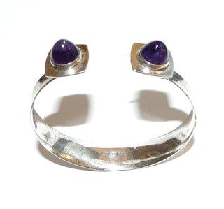 Einzelstück, Vintage-Armspange aus 925 Silber, geradliniges Design, hergestellt in Finnland (punziert), mit je einem Amethyst-Cabochons in Kegelform als Abschluß, gekehlte Spange, Innenumfang ca. 20 cm (leicht variabel), um 1970 -	Vintage-Schmuck nur im Onlineshop von danilogold!