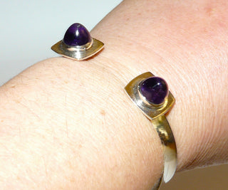 Einzelstück, Vintage-Armspange aus 925 Silber, geradliniges Design, hergestellt in Finnland (punziert), mit je einem Amethyst-Cabochons in Kegelform als Abschluß, gekehlte Spange, Innenumfang ca. 20 cm (leicht variabel), um 1970 -	Vintage-Schmuck nur im Onlineshop von danilogold!