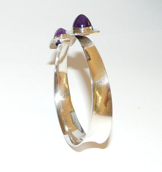 Einzelstück, Vintage-Armspange aus 925 Silber, geradliniges Design, hergestellt in Finnland (punziert), mit je einem Amethyst-Cabochons in Kegelform als Abschluß, gekehlte Spange, Innenumfang ca. 20 cm (leicht variabel), um 1970 -	Vintage-Schmuck nur im Onlineshop von danilogold!