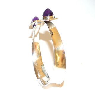 Einzelstück, Vintage-Armspange aus 925 Silber, geradliniges Design, hergestellt in Finnland Manufaktur Kupittaan Kulta Designer Elis Kaupi, mit je einem Amethyst-Cabochon in Kegelform als Abschluß auf einer quadratischen Platte mit abgerundeten Ecken, gekehlte Spange, Innenumfang ca. 20 cm (leicht variabel), 1968 -1974 - Vintage-Schmuck nur im Onlineshop von danilogold!