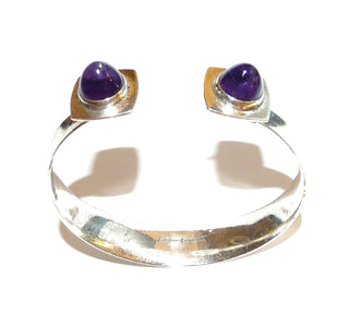 Einzelstück, Vintage-Armspange aus 925 Silber, geradliniges Design, hergestellt in Finnland Manufaktur Kupittaan Kulta Designer Elis Kaupi, mit je einem Amethyst-Cabochon in Kegelform als Abschluß auf einer quadratischen Platte mit abgerundeten Ecken, gekehlte Spange, Innenumfang ca. 20 cm (leicht variabel), 1968 -1974 - Vintage-Schmuck nur im Onlineshop von danilogold!