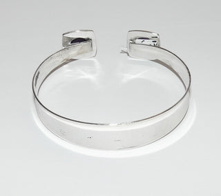 Einzelstück, Vintage-Armspange aus 925 Silber, geradliniges Design, hergestellt in Finnland Manufaktur Kupittaan Kulta Designer Elis Kaupi, mit je einem Amethyst-Cabochon in Kegelform als Abschluß auf einer quadratischen Platte mit abgerundeten Ecken, gekehlte Spange, Innenumfang ca. 20 cm (leicht variabel), 1968 -1974 - Vintage-Schmuck nur im Onlineshop von danilogold!