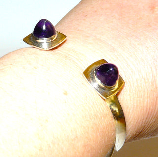 Einzelstück, Vintage-Armspange aus 925 Silber, geradliniges Design, hergestellt in Finnland Manufaktur Kupittaan Kulta Designer Elis Kaupi, mit je einem Amethyst-Cabochon in Kegelform als Abschluß auf einer quadratischen Platte mit abgerundeten Ecken, gekehlte Spange, Innenumfang ca. 20 cm (leicht variabel), 1968 -1974 - Vintage-Schmuck nur im Onlineshop von danilogold!