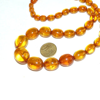 handgefertigtes Einzelstück, handgefädelte Vintage-Bernstein-Kette aus polierten, transparenten Oliven im Verlauf von 6,5 mm auf 17 mm Durchmesser, ungeknotet, honiggelb mit dezenten Einschlüssen, originaler Bernstein-Dreh-Verschluß, Gesamtlänge 50 cm -	Vintage-Schmuck nur im Onlineshop von danilogold!