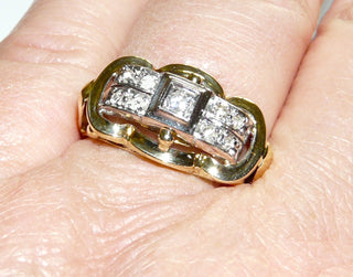 handgefertigtes Einzelstück, Brillantring, Antragsring, Verlobungsring aus 585 Gold mit 8 Diamant-Rosen von zusammen ca. 0,10 Karat in Reihen + einem funkelnden Brillant von ca.&nbsp; 0,07 Karat in einem Quadrat sicher in Weißgold im Pavé eingefaßt, geschwungene Ausarbeitung mit Schnörkeln und Kugeln, Ringweite 58, poliert, um Jugendstil / Art Deco Übergang 1915-1925 - Vintage-Schmuck nur im Onlineshop von danilogold!
