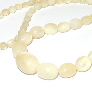 Vintage-Einzelstück, Art Deco Edelsteinkette, cremeweiße Perlmuttkette aus Oliven im Verlauf von 7mm auf 18,5mm Länge, Matinée 56cm, Federring Golddoublé, auf Nylon später aufgereiht, um 1930 - Goldschmiede Danilo