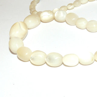 Vintage-Einzelstück, Art Deco Edelsteinkette, cremeweiße Perlmuttkette aus Oliven im Verlauf von 7mm auf 18,5mm Länge, Matinée 56cm, Federring Golddoublé, auf Nylon später aufgereiht, um 1930 - Goldschmiede Danilo