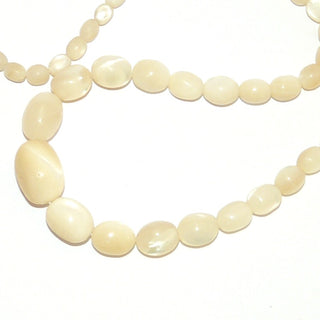 Vintage-Einzelstück, Art Deco Edelsteinkette, cremeweiße Perlmuttkette aus Oliven im Verlauf von 7mm auf 18,5mm Länge, Matinée 56cm, Federring Golddoublé, auf Nylon später aufgereiht, um 1930 - Goldschmiede Danilo