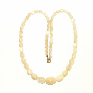 Vintage-Einzelstück, Art Deco Edelsteinkette, cremeweiße Perlmuttkette aus Oliven im Verlauf von 7mm auf 18,5mm Länge, Matinée 56cm, Federring Golddoublé, auf Nylon später aufgereiht, um 1930 - Goldschmiede Danilo
