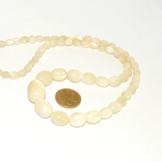 Vintage-Einzelstück, Art Deco Edelsteinkette, cremeweiße Perlmuttkette aus Oliven im Verlauf von 7mm auf 18,5mm Länge, Matinée 56cm, Federring Golddoublé, auf Nylon später aufgereiht, um 1930 - Goldschmiede Danilo