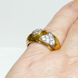 Einzelstück, Vintage-Band-Ring aus vergoldetem 925 Silber, poliert mit 16 Zirkonia im Pavé in zwei rhodinierten Dreiecken eingefaßt, Ringweite 56,5, um 1980 - Vintage-Schmuck nur im Onlineshop von danilogold!