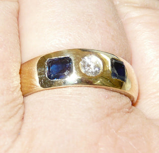 handgefertigtes Einzelstück, Vintage-Bandring, klassischer Herrenring aus massiv 585 Gold mit einem Brillant von ca. 0,23 Karat. Dazu 2 antike blaue Saphir-Repliken mit Tragespuren, Mariage um 1970, Ringweite 64,5 -	Vintage-Schmuck nur im Onlineshop von danilogold!