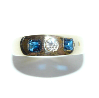 handgefertigtes Einzelstück, Vintage-Bandring, klassischer Herrenring aus massiv 585 Gold mit einem Brillant von ca. 0,23 Karat. Dazu 2 antike blaue Saphir-Repliken mit Tragespuren, Mariage um 1970, Ringweite 64,5 -	Vintage-Schmuck nur im Onlineshop von danilogold!