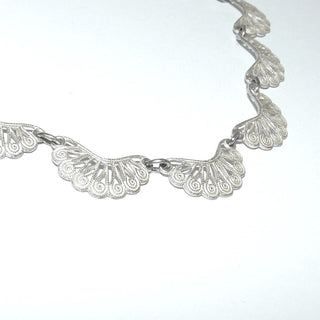antikes Einzelstück, Retro-Behang-Collier um 1920 Jugendstil, "Pfauenfedern", 19 Blütenbögen liegen am Hals wie ein flexibler Halsreif, Vintage-Halskette aus massiv 835 Silber, Gesamtlänge 40,5, mit Verlängerung 45 cm, 11 mm breit, Federring  -	Unikate und Pretiosen nur erhältlich im Onlineshop der Goldschmiede Danilo!
