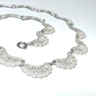 antikes Einzelstück, Retro-Behang-Collier um 1920 Jugendstil, "Pfauenfedern", 19 Blütenbögen liegen am Hals wie ein flexibler Halsreif, Vintage-Halskette aus massiv 835 Silber, Gesamtlänge 40,5, mit Verlängerung 45 cm, 11 mm breit, Federring  -	Unikate und Pretiosen nur erhältlich im Onlineshop der Goldschmiede Danilo!