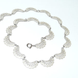 antikes Einzelstück, Retro-Behang-Collier um 1920 Jugendstil, "Pfauenfedern", 19 Blütenbögen liegen am Hals wie ein flexibler Halsreif, Vintage-Halskette aus massiv 835 Silber, Gesamtlänge 40,5, mit Verlängerung 45 cm, 11 mm breit, Federring  -	Unikate und Pretiosen nur erhältlich im Onlineshop der Goldschmiede Danilo!