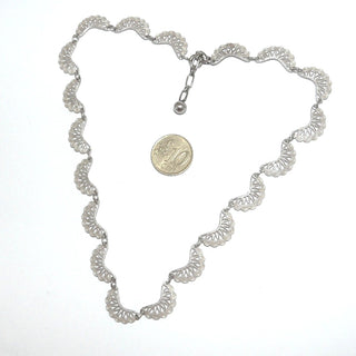 antikes Einzelstück, Retro-Behang-Collier um 1920 Jugendstil, "Pfauenfedern", 19 Blütenbögen liegen am Hals wie ein flexibler Halsreif, Vintage-Halskette aus massiv 835 Silber, Gesamtlänge 40,5, mit Verlängerung 45 cm, 11 mm breit, Federring  -	Unikate und Pretiosen nur erhältlich im Onlineshop der Goldschmiede Danilo!