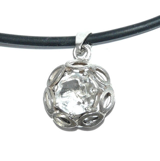 florales Einzelstück, Vintage-Bergkristall-Anhänger "Blätter-Kreis" aus 925 Silber mit einem runden, funkelnd facettierten Bergkristall in Krappenfassung sicher eingefaßt, um 1960 -	Nur erhältlich bei www.danilogold-shop.de