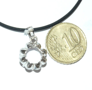 Einzelstück, Vintage-Bergkristall-Anhänger "Blüten-Fassung" aus Silber mit einem großen, runden, funkelnd facettierten Bergkristall, in einem 8-Krapper-Chaton sicher eingefaßt, lange Schlaufe, um 1960 -	Unikate und Pretiosen nur erhältlich im Onlineshop der Goldschmiede Danilo!