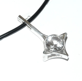 Einzelstück, Vintage-Bergkristall-Anhänger "Stern" aus 925 Silber mit einem runden, funkelnd facettierten Bergkristall mit Steg-Schlaufe, sicher gehalten in einer Zargenfassung, um 1960 -	Vintage-Schmuck nur im Onlineshop von danilogold!