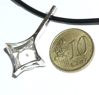 Einzelstück, Vintage-Bergkristall-Anhänger "Stern" aus 925 Silber mit einem runden, funkelnd facettierten Bergkristall mit Steg-Schlaufe, sicher gehalten in einer Zargenfassung, um 1960 -	Vintage-Schmuck nur im Onlineshop von danilogold!