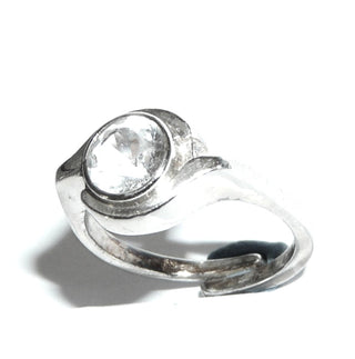 Einzelstück, Vintage-Bergkristall-Ring aus 835 Silber mit einem runden, funkelnd facettierten Bergkristall sicher in einer Zargenfassung gehalten, poliert, Ringweite verstellbar bis ca. 59,5, um 1970. Dazu paßt der Armreif Ar 0065. -	Unikate und Pretiosen nur erhältlich im Onlineshop der Goldschmiede Danilo!